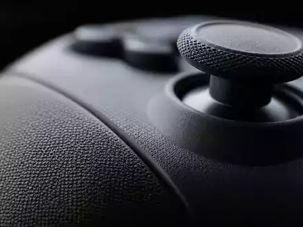 Extreme Makro-Nahaufnahme eines Videospiel-Controllers steht für das Electronic Arts Kernprodukt und ISIN US2855121099 - Foto: THN