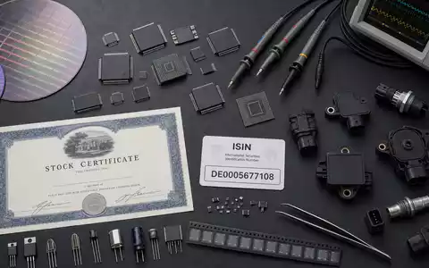 Elmos Semiconductor Halbleiter-Utensilien Flatlay mit ISIN DE0005677108 Karte und Aktien-Zertifikat auf dunklem Hintergrund - Foto: THN