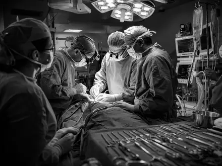 Edwards Lifesciences US28176E1082 zeigt dokumentarisches Schwarzweiß-Foto einer Herzoperation mit Team und sterilen Instrumenten - Foto: THN
