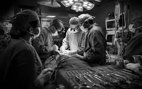 Edwards Lifesciences US28176E1082 zeigt dokumentarisches Schwarzweiß-Foto einer Herzoperation mit Team und sterilen Instrumenten - Foto: THN