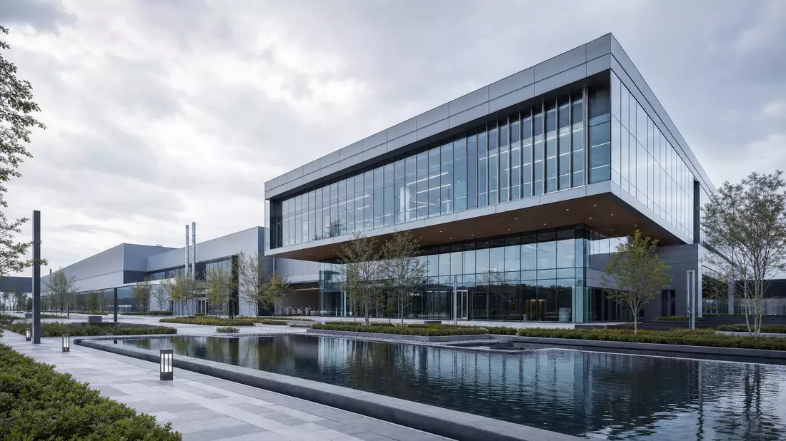 3D-Architekturrender eines modernen Industriekonzern-Campus mit Glasfassade und Wasserspiel