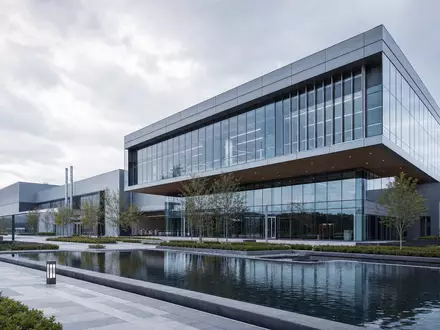Emerson Electric Hauptquartier US2910111044 als modernes Architekturrender mit Glas-Stahl-Fassade und elegantem Spiegelteich - Foto: THN