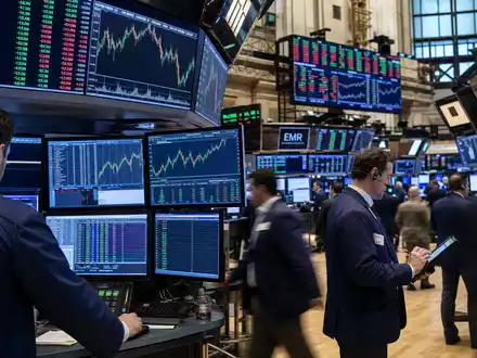 Emerson Electric NYSE-Handelsplatz US2910111044 mit EMR-Ticker-Anzeige und industriellen Sektor-Charts auf Händler Monitoren - Foto: THN