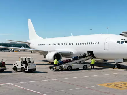 Fotorealistisches Bild eines generischen Kurzstreckenflugzeugs am Gate symbolisiert Ryanair Holdings plc, ISIN IE00BYTBXV33, Dublin - Foto: THN