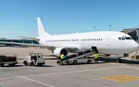 Fotorealistisches Bild eines generischen Kurzstreckenflugzeugs am Gate symbolisiert Ryanair Holdings plc, ISIN IE00BYTBXV33, Dublin - Foto: THN