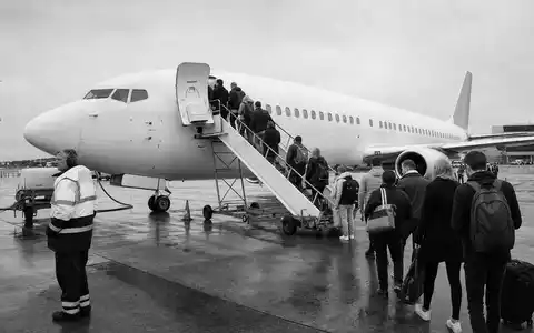 Dokumentarische Schwarzweiß-Reportage vom Boarding zeigt Ryanair Holdings plc, ISIN IE00BYTBXV33, an Dublins Flughafenvorfeld - Foto: THN