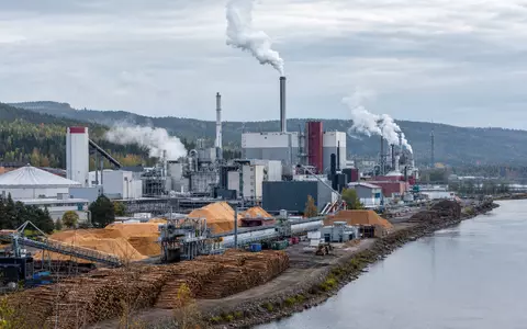Fotorealistische Ansicht einer Zellstofffabrik am Fluss symbolisiert UPM-Kymmene Oyj, ISIN FI0009005987, im finnischen Waldgebiet - Foto: THN