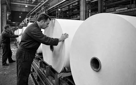 Schwarzweiß-Reportagefoto aus einer Papierfabrik zeigt UPM-Kymmene Oyj, ISIN FI0009005987, dokumentarisch und industriell geprägt - Foto: THN