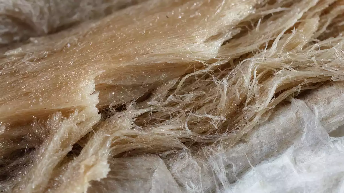 Extreme Nahaufnahme von verflochtenen Holz- und Papierfasern mit feiner Textur