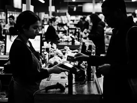 Schwarzweiss-Reportage mit Zahlungskarte zum Thema Mastercard, ISIN US57636Q1040, hoher Kontrast, sachlich dargestellt - Foto: THN
