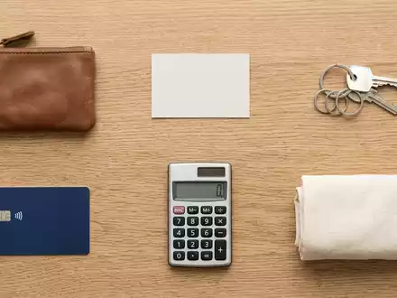 Flatlay-Arrangement rund um Zahlungskarte zum Thema Mastercard, ISIN US57636Q1040, weiches Oberlicht, sachlich dargestellt - Foto: THN