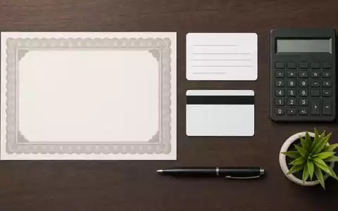 Mastercard Inc. (ISIN US57636Q1040) als Finanzwert dargestellt durch ein Flatlay mit Aktienzertifikat, ISIN-Karte und Bürozubehör - Foto: THN