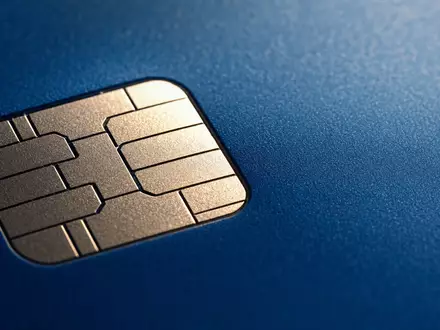 Mastercard Inc. (ISIN US57636Q1040) steht für Kartenzahlungstechnologie, hier als Makroaufnahme eines Chip-Details einer Karte - Foto: THN