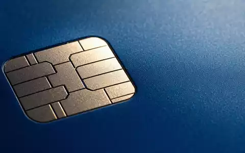 Mastercard Inc. (ISIN US57636Q1040) steht für Kartenzahlungstechnologie, hier als Makroaufnahme eines Chip-Details einer Karte - Foto: THN