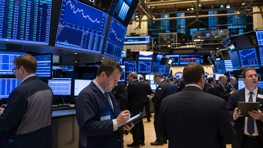 Trading-Floor der New Yorker Börse mit Händlern und großen Kursdisplays