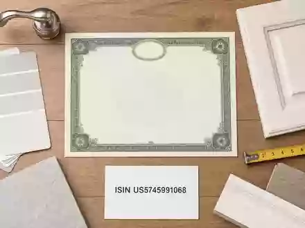 Masco Corporation US5745991068 zeigt ein Flatlay mit Aktienzertifikat, ISIN-Karte und typischen Baustoff-Utensilien - Foto: THN