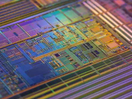 Makroaufnahme einer schillernden Chipoberfläche veranschaulicht Marvell Technology, Aktie ISIN US5738741041, als führendes Unternehmen der Halbleiterindustrie - Foto: THN