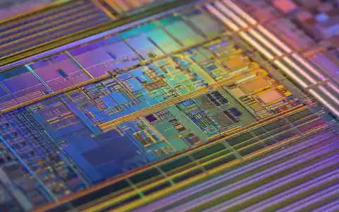 Makroaufnahme einer schillernden Chipoberfläche veranschaulicht Marvell Technology, Aktie ISIN US5738741041, als führendes Unternehmen der Halbleiterindustrie - Foto: THN