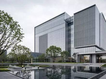 Match Group Inc. (ISIN US57669L1008) zeigt architektonisches Rendering eines modernen Glas-Firmensitzes mit Wasserbecken - Foto: THN