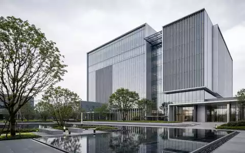 Match Group Inc. (ISIN US57669L1008) zeigt architektonisches Rendering eines modernen Glas-Firmensitzes mit Wasserbecken - Foto: THN