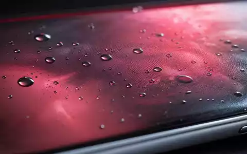 Match Group Inc. (ISIN US57669L1008) zeigt Makroaufnahme einer Smartphone-Glasoberfläche mit rosa Lichtstimmung - Foto: THN