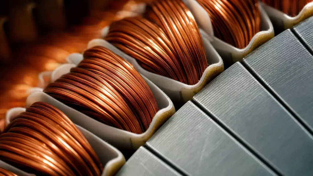 Extreme Makroaufnahme von Kupferdraht-Wicklungen an einem Elektromotor-Stator