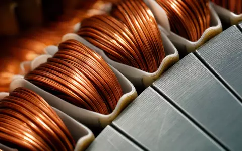 Makroaufnahme von Kupferwicklungen zeigt Präzisionstechnik in Tochterfirmen der Industrieholding MBB SE, DE000A0ETBQ4 - Foto: THN