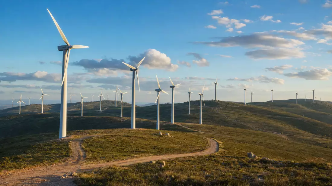 Windpark auf iberischen Hügeln, Bezug EDP Renováveis S.A., ISIN ES0127797019, Abendlicht