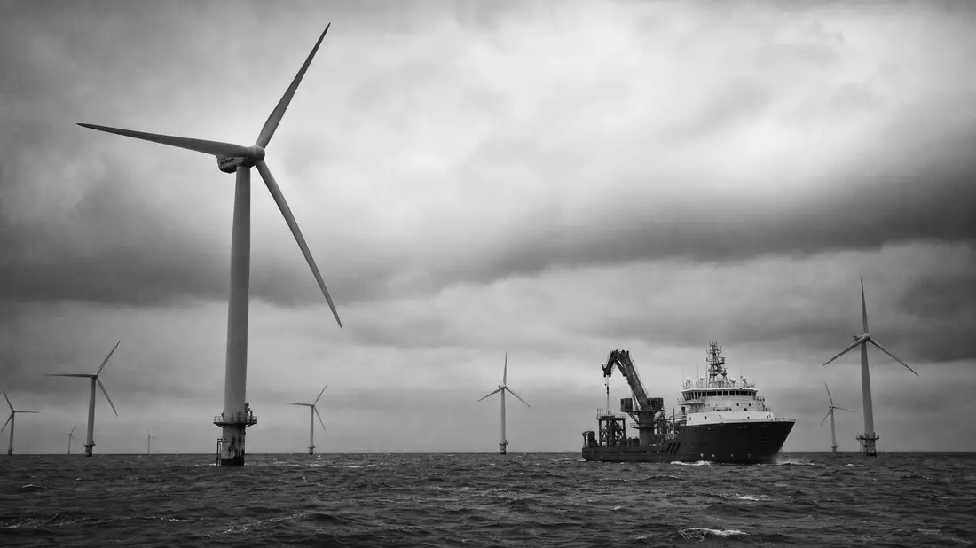 Schwarzweiß-Foto von Offshore-Windturbinen, Bezug EDP Renováveis S.A., ISIN ES0127797019