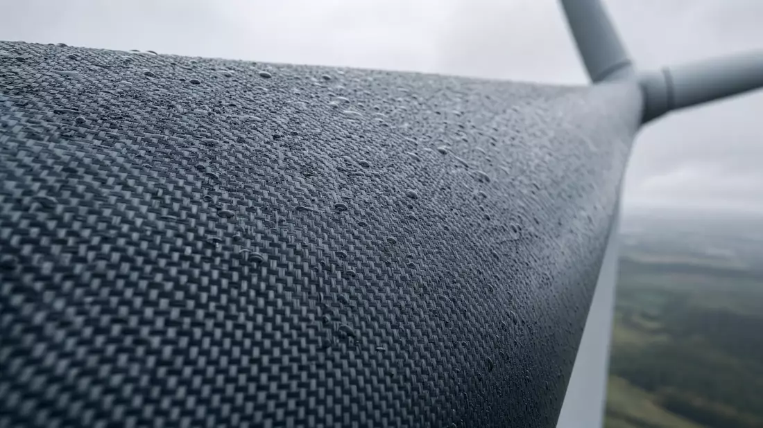 Makroaufnahme einer Rotorblattoberfläche, Bezug EDP Renováveis S.A., ISIN ES0127797019, Carbonfaser