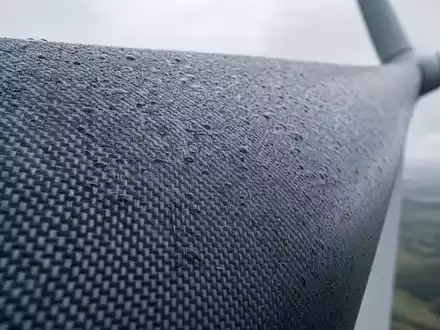 EDP Renováveis S.A. (ES0127797019) nutzt Rotorblätter, diese Makroaufnahme zeigt Carbonfaser-Textur mit Regentropfen - Foto: THN