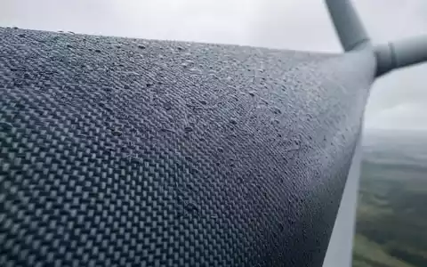 EDP Renováveis S.A. (ES0127797019) nutzt Rotorblätter, diese Makroaufnahme zeigt Carbonfaser-Textur mit Regentropfen - Foto: THN