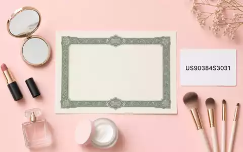 Flatlay-Arrangement mit Aktienzertifikat und ISIN-Karte repräsentiert Investment in Ulta Beauty Inc., ISIN US90384S3031, Kosmetikutensilien - Foto: THN