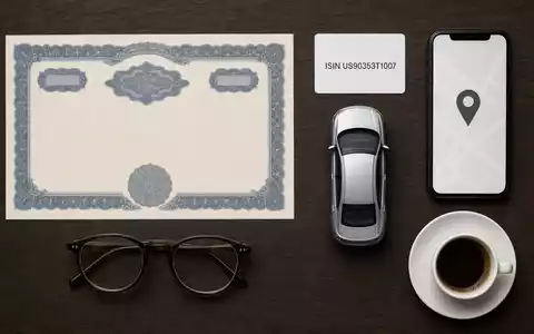 Flatlay-Arrangement repräsentiert Uber Technologies (US90353T1007): Aktienzertifikat, Karte mit ISIN US90353T1007 und Miniaturauto auf Holztisch - Foto: THN