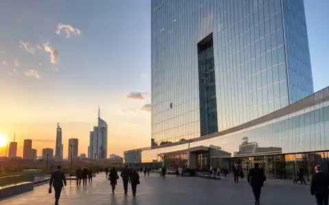 Fotorealistische MailÀnder Bankzentrale bei Sonnenuntergang symbolisiert UniCredit S.p.A., Aktie ISIN IT0004781412, Finanzsektor Italien, Börse Mailand - Foto: THN