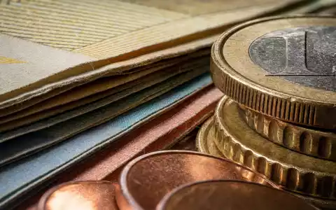 Makroaufnahme von Euro-Banknoten und Münzen zeigt Kerngeschäft von UniCredit S.p.A., Aktie ISIN IT0004781412, Bank Italien - Foto: THN