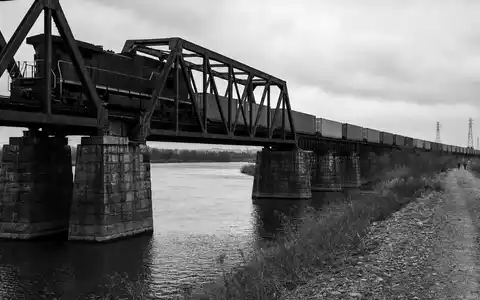 Schwarzweiß-Reportagefoto eines Güterzugs auf Brücke veranschaulicht Union Pacific Corp, Wertpapier ISIN US9078181084, dokumentarische Eisenbahn-Infrastruktur - Foto: THN