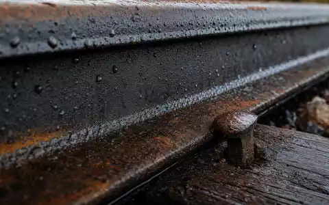 Makroaufnahme einer Bahnschiene mit Rostspuren veranschaulicht Union Pacific Corp, ISIN US9078181084, Materialdetail der Eisenbahninfrastruktur - Foto: THN
