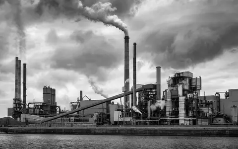 Packaging Corp of America (US6951561022): Schwarz-Weiß-Reportagefoto einer industriellen Papierfabrik mit rauchenden Schornsteinen - Foto: THN
