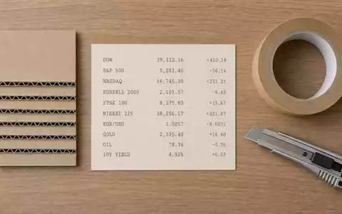 Packaging Corp of America (US6951561022): Flatlay mit ISIN-Finanzkarte, Wellpappe-Muster, Klebeband und Cutter-Werkzeug - Foto: THN