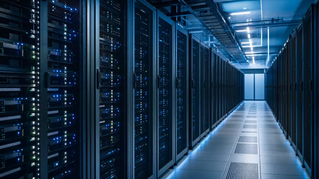 Moderner Rechenzentrums-Serverraum mit langen Reihen beleuchteter Serverschränke