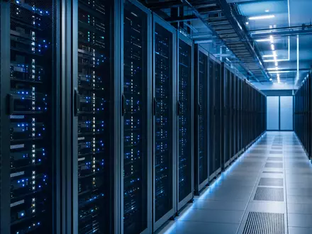 Oracle Corporation US68389X1054 zeigt einen modernen, realistisch fotografierten Rechenzentrums-Serverraum mit beleuchteten Serverschränken und Kabeln - Foto: THN