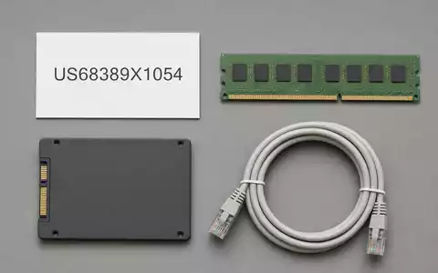 Oracle Corporation US68389X1054 präsentiert als übersichtliches Flatlay mit ISIN-Karte, Arbeitsspeicher-Modul, SSD-Festplatte und aufgerolltem Netzwerkkabel - Foto: THN