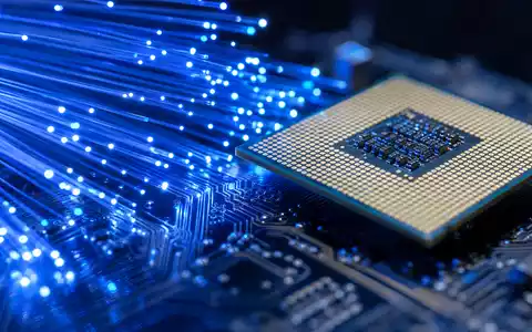 Oracle Corporation US68389X1054 visualisiert durch dramatische Makrofotografie leuchtender Glasfaserkabel neben einem detaillierten Computer-Prozessorchip mit Leiterbahnen - Foto: THN