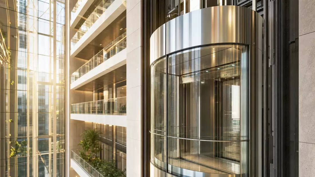 Glasaufzug in sonnendurchflutetem Hochhaus-Atrium, moderne Architektur