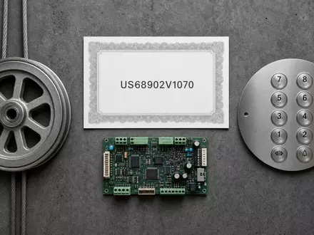 Otis Worldwide Corp. (US68902V1070): Flatlay mit ISIN-Karte, Seilrolle, Steuerplatine und generischem Aufzug-Knopfpanel - Foto: THN