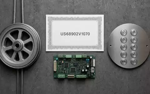 Otis Worldwide Corp. (US68902V1070): Flatlay mit ISIN-Karte, Seilrolle, Steuerplatine und generischem Aufzug-Knopfpanel - Foto: THN