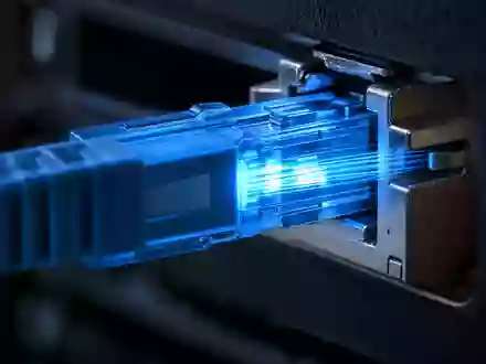Palo Alto Networks US6974351057 als Makroaufnahme eines leuchtenden Glasfaser-Netzwerkports mit blauem Licht - Foto: THN