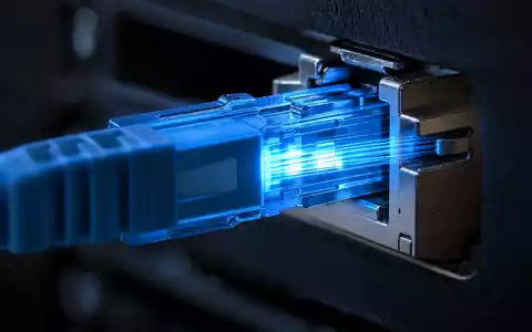 Palo Alto Networks US6974351057 als Makroaufnahme eines leuchtenden Glasfaser-Netzwerkports mit blauem Licht - Foto: THN