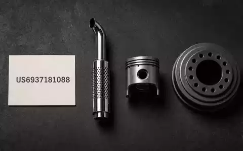 PACCAR Inc. US6937181088 als Flatlay mit ISIN-Karte, Chrom-Auspuff-Miniatur, Kolben und Bremstrommel arrangiert - Foto: THN